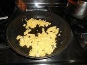 Приготовление блюда по рецепту - жареные яйца с луком. Шаг 4