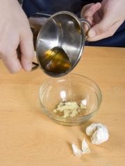 Приготовление блюда по рецепту - Баклажаны с чесноком и зеленью. Шаг 2