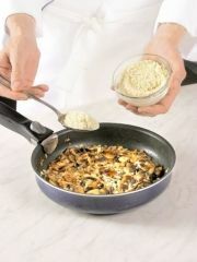 Приготовление блюда по рецепту - Мясной рулет с грибами. Шаг 2