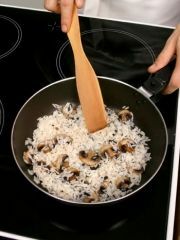 Приготовление блюда по рецепту - Жареные перепела с рисом и грибами. Шаг 3