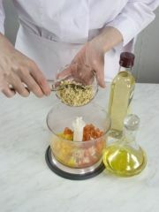 Приготовление блюда по рецепту - Рулетики из щуки с ореховым соусом. Шаг 6