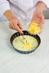 Приготовление блюда по рецепту - Луковый пирог с сыром. Шаг 3