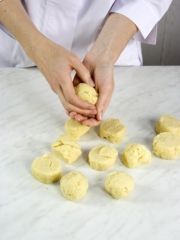 Приготовление блюда по рецепту - Шакер-чурек (булочка ванильная). Шаг 4