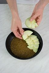 Приготовление блюда по рецепту - Кексы яблочные «Лебеди». Шаг 2