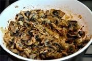 Приготовление блюда по рецепту - Корзиночки из блинов с грибной начинкой. Шаг 6