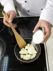 Приготовление блюда по рецепту - Омлет с яблоками. Шаг 2