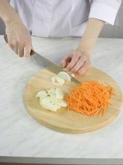 Приготовление блюда по рецепту - Салат из отварных субпродуктов с овощами. Шаг 4