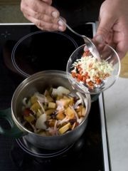 Приготовление блюда по рецепту - Закуска из лука и слив. Шаг 2