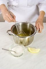 Приготовление блюда по рецепту - Сабайон (сладкий яичный соус с вином). Шаг 2