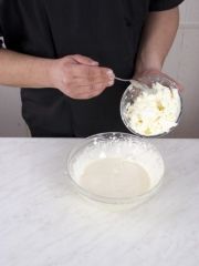 Приготовление блюда по рецепту - Сырный пирог с ягодами. Шаг 4