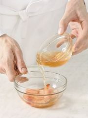 Приготовление блюда по рецепту - Креветки с икрой и соусом. Шаг 1