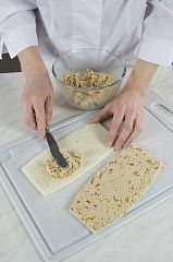 Приготовление блюда по рецепту - Бутербродные рулетики с карри. Шаг 3