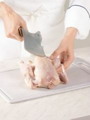 Приготовление блюда по рецепту - Курица тушеная с овощами. Шаг 1