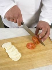 Приготовление блюда по рецепту - Закуска из помидоров и сыра. Шаг 1