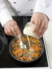 Приготовление блюда по рецепту - Морковный цимес с мясом. Шаг 4