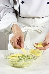 Приготовление блюда по рецепту - Двойные котлеты в фольге с картофелем буланжер. Шаг 4