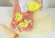 Приготовление блюда по рецепту - Хуплу (пирог со свининой и картофелем). Шаг 5