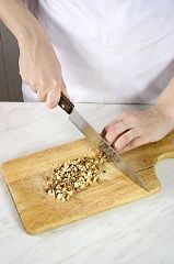 Приготовление блюда по рецепту - Молочный коктейль с бананами и орехами. Шаг 1