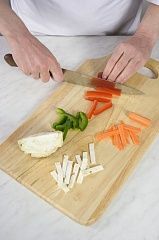 Приготовление блюда по рецепту - Салат из курицы с овощами. Шаг 3