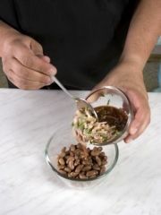Приготовление блюда по рецепту - Салат из фасоли с ореховой заправкой и гранатом. Шаг 1