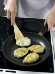 Приготовление блюда по рецепту - Рыбные котлеты с картофелем. Шаг 5