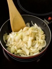 Приготовление блюда по рецепту - Цицибели (помидоры, консервированные с луком, по-грузински). Шаг 2