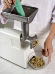 Приготовление блюда по рецепту - Салат из помидоров и яиц с ореховым соусом. Шаг 1