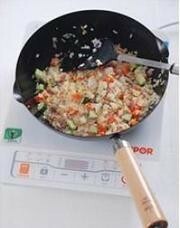 Приготовление блюда по рецепту - жареный рис с яйцом и беконом. Шаг 7