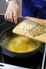Приготовление блюда по рецепту - Сладкие шарики из нутовой муки. Шаг 1