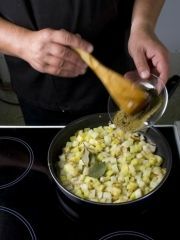 Приготовление блюда по рецепту - Консервированный салат из картофеля. Шаг 2