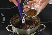 Приготовление блюда по рецепту - Шоколадный пудинг с кофейным соусом. Шаг 8