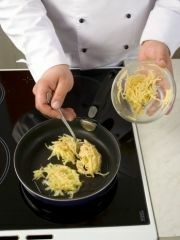 Приготовление блюда по рецепту - Деруны с грибным соусом. Шаг 3