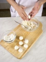 Приготовление блюда по рецепту - Творожные конфеты. Шаг 2