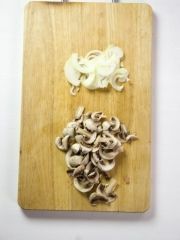 Приготовление блюда по рецепту - Индейка тушеная с грибами в сливочном соусе. Шаг 3
