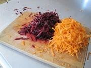Приготовление блюда по рецепту - Салат из свежей моркови и свеклы. Шаг 2