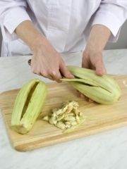Приготовление блюда по рецепту - Баклажаны с чесночной начинкой. Шаг 2