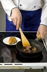 Приготовление блюда по рецепту - Куриное филе с печенкой в слойке. Шаг 2