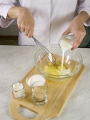 Приготовление блюда по рецепту - Сухарный пудинг с яблоками. Шаг 1