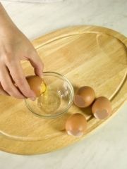 Приготовление блюда по рецепту - Заливные яйца "Фаберже". Шаг 1