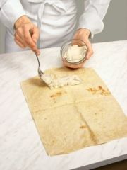 Приготовление блюда по рецепту - Рулетики с малиной и сыром. Шаг 1