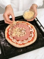 Приготовление блюда по рецепту - Пицца «Пиноккио». Шаг 3
