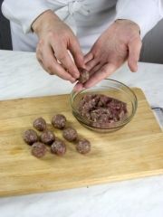 Приготовление блюда по рецепту - Хамраши (Суп-лапша с фрикадельками и фасолью). Шаг 6