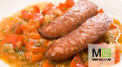 Жареные колбаски с овощами Жареные колбаски с овощами