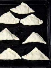 Приготовление блюда по рецепту - Слоеные пирожки с шоколадом и сливами. Шаг 5