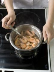 Приготовление блюда по рецепту - Оладьи с креветками и луком. Шаг 2