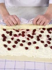 Приготовление блюда по рецепту - Штрудель со свежими вишнями и фундуком. Шаг 4