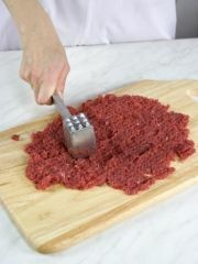 Приготовление блюда по рецепту - Кололак гехаркуни (тефтели из говядины). Шаг 2