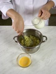 Приготовление блюда по рецепту - Картофельные крокеты. Шаг 2