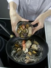 Приготовление блюда по рецепту - «Морское изобилие». Шаг 3