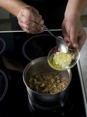 Приготовление блюда по рецепту - Каша гречневая с грибами. Шаг 2